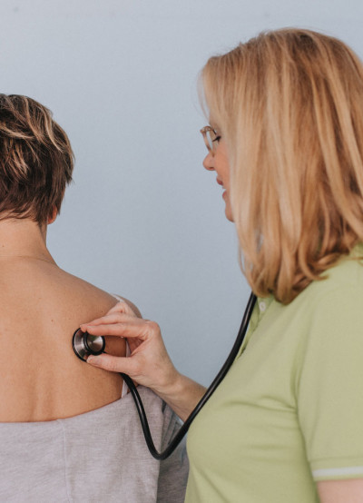 Bild 03 - Frau Doktor hoert Patient ab.jpg